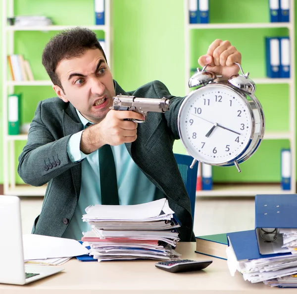 Επιχειρηματίας θυμωμένος με την υπερβολική εργασία κάθεται στο γραφείο σε t — Φωτογραφία Αρχείου
