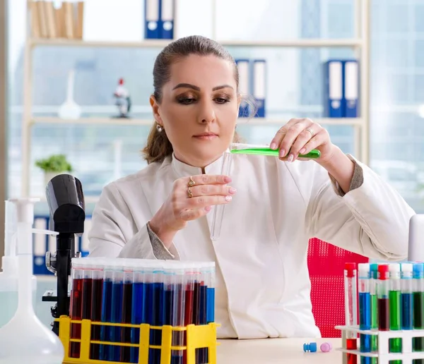 A química feminina que trabalha no laboratório médico — Fotografia de Stock