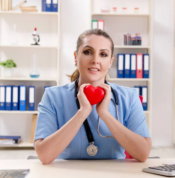 Il medico cardiologo femminile che lavora nella clinica — Foto Stock