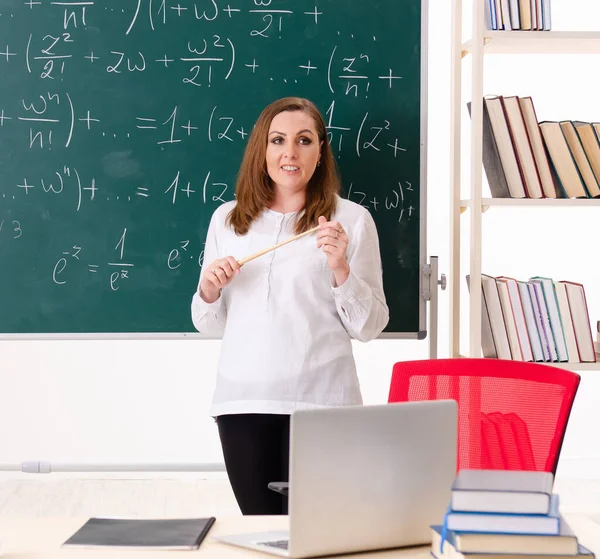 Guru matematika wanita di kelas — Stok Foto