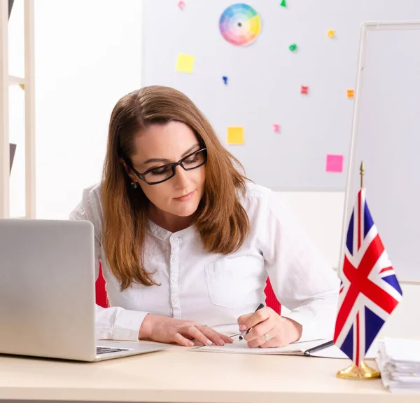 The female english language teacher in front of whiteboard — Stock Photo, Image