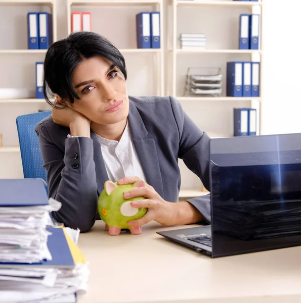 La donna d'affari di mezza età infelice con lavoro eccessivo — Foto Stock