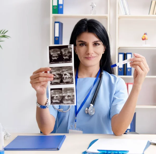 Il medico ginecologo donna che lavora in clinica — Foto Stock