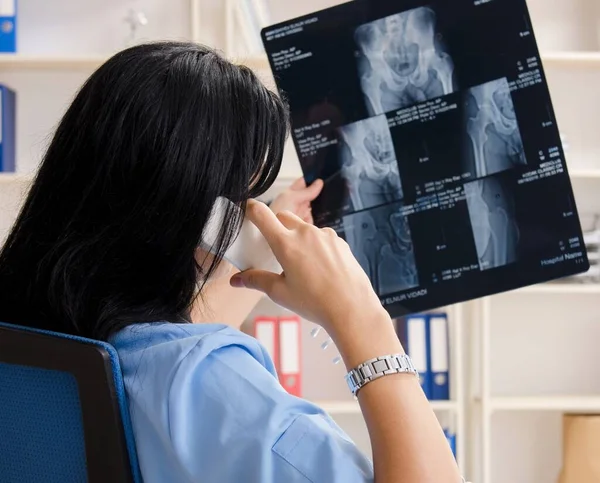Il medico radiologo donna che lavora in clinica — Foto Stock
