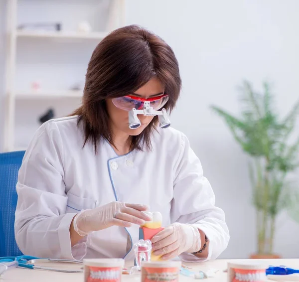 Žena zubař pracuje na zuby implantát — Stock fotografie