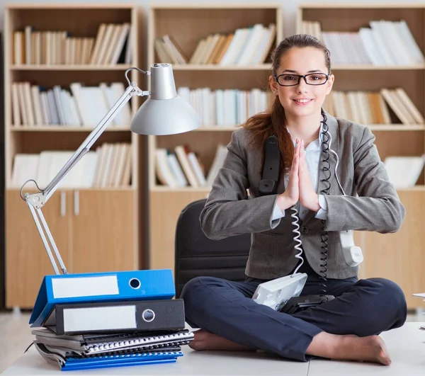 事務所で瞑想する実業家 — ストック写真