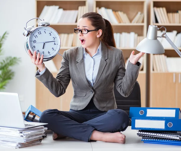 Empresária com despertador no escritório — Fotografia de Stock