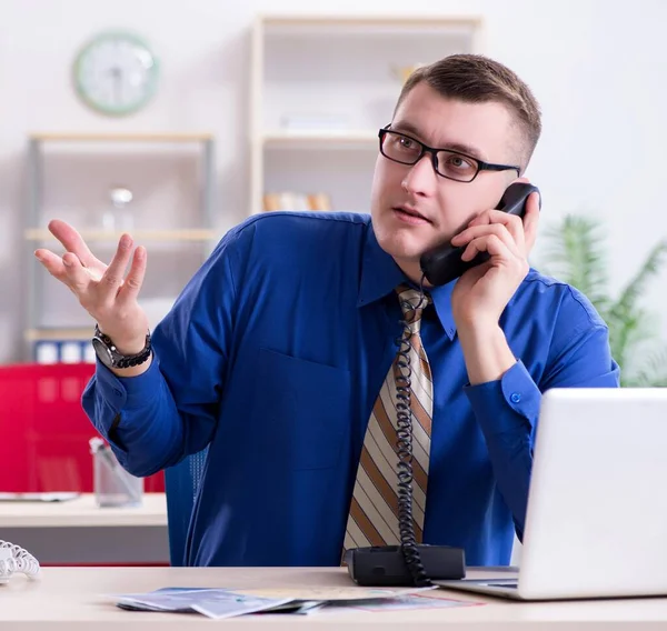 Ung anställd förbereder sig för semester resa — Stockfoto