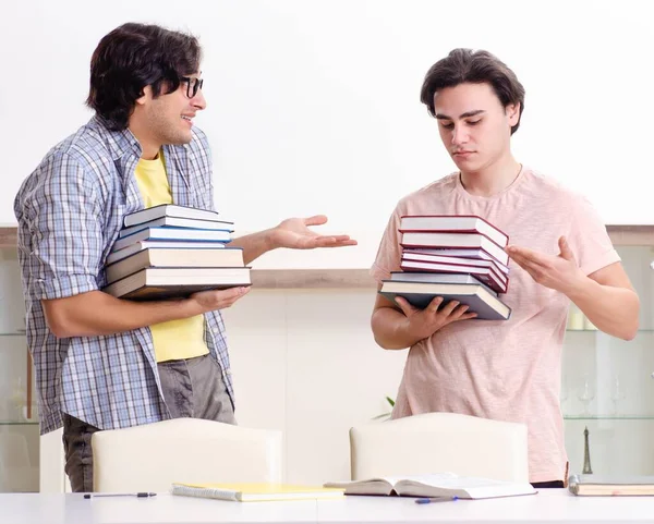 Deux étudiants masculins se préparent aux examens à la maison — Photo