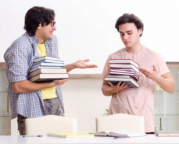 Twee mannelijke studenten bereiden zich thuis voor op examens — Stockfoto