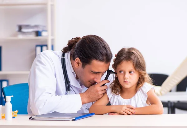 Junge Ärztin Kinderärztin mit kleinem Mädchen — Stockfoto