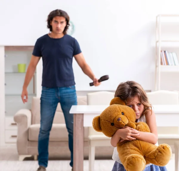 Wütender Vater bestraft seine Tochter — Stockfoto
