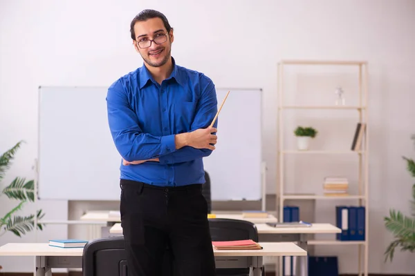 Jonge mannelijke leraar voor het whiteboard — Stockfoto