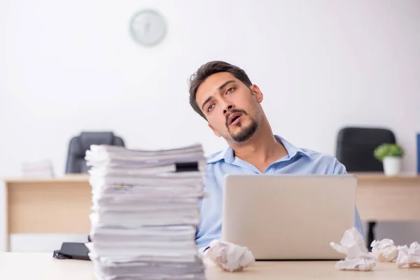 Jovem funcionário do sexo masculino rejeitando novas ideias no escritório — Fotografia de Stock