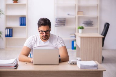 İş yerindeki genç erkek öğrenci.