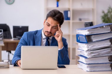 Genç işadamı aşırı çalışmaktan memnun değil.