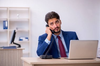 Genç işadamı ve ofiste çok fazla iş var.