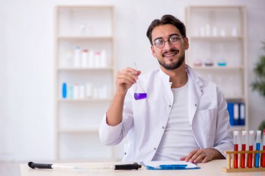 Laboratuvarda çalışan genç bir kimyager.