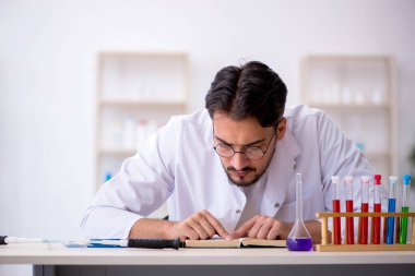 Laboratuvarda çalışan genç bir kimyager.