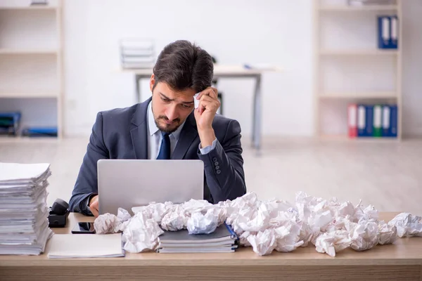 Mladý muž zaměstnanec v konceptu brainstorming — Stock fotografie