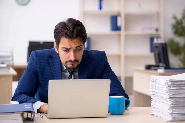 Joven empleado masculino que trabaja en la oficina — Foto de Stock