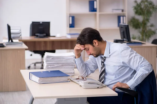 Jeune employé masculin travaillant au bureau — Photo