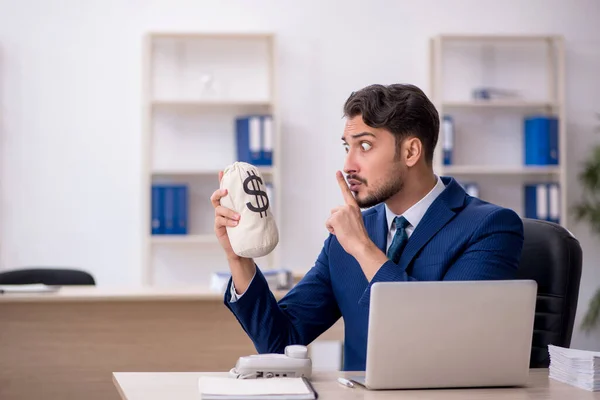 Jeune salarié masculin travaillant dans le concept de rémunération — Photo