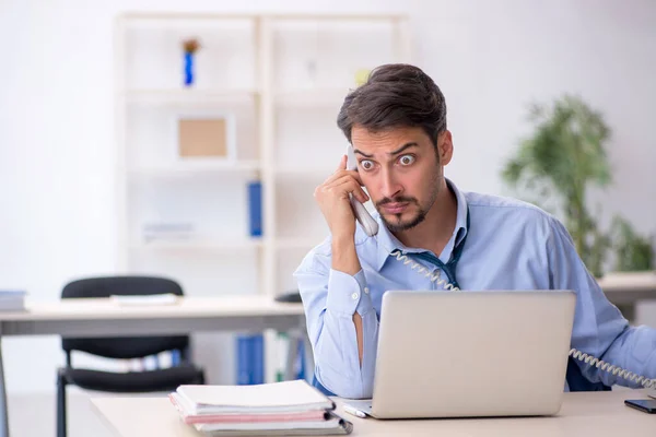 Joven empleado masculino que trabaja en la oficina — Foto de Stock