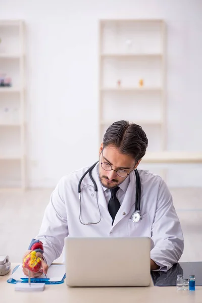 Jovem médico cardiologista trabalhando na clínica — Fotografia de Stock