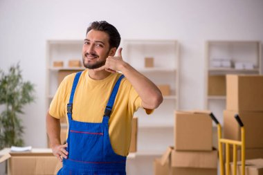 Genç erkek müteahhit evde yer değiştiriyor.