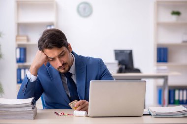 İş yerinde acı çeken genç bir erkek işçi.