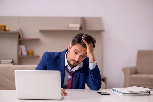 Joven hombre de negocios trabajando desde casa —  Fotos de Stock