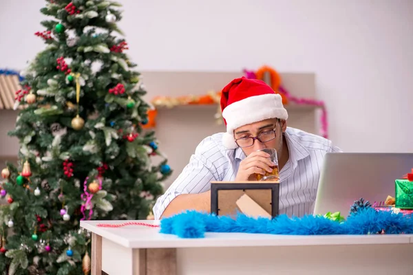 Genç adam Noel 'i evde yalnız kutluyor. — Stok fotoğraf