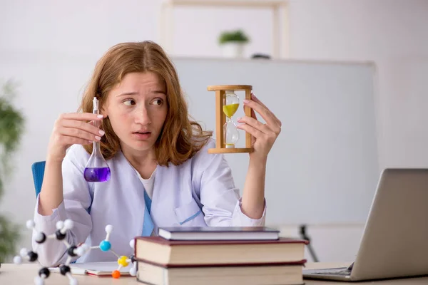 时间管理概念方面的年轻女化学家学生 — 图库照片