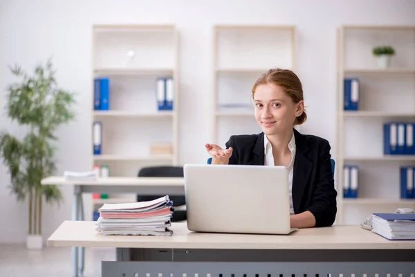 Giovane impiegata che lavora in ufficio — Foto Stock