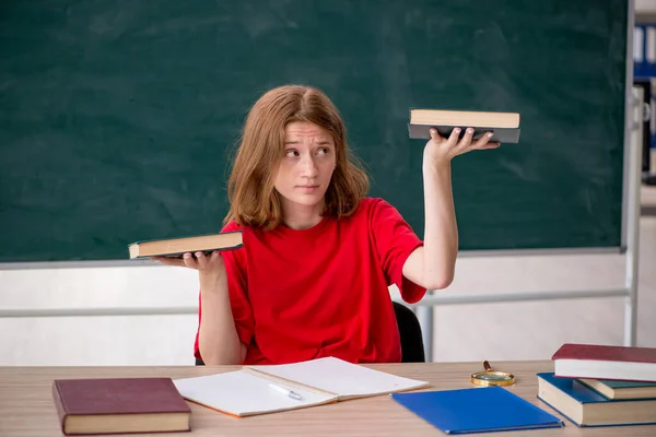 Joven estudiante preparándose para los exámenes en el aula —  Fotos de Stock