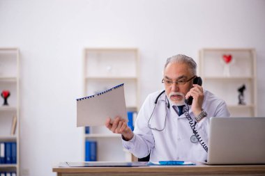 Teletıp konseptinde yaşlı bir doktor.