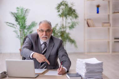 Eski erkek çalışanım ve ofiste çok işim var.