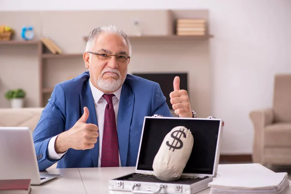 Alte männliche Mitarbeiter im Vergütungskonzept zu Hause — Stockfoto