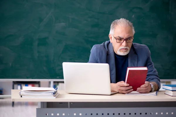 Vecchio insegnante di sesso maschile libro in classe — Foto Stock