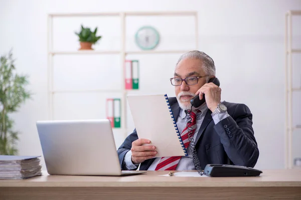 Alt männlich mitarbeiter working im die büro — Stockfoto