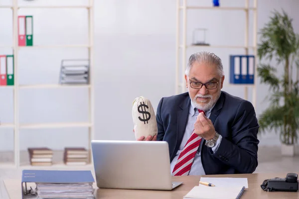 Anciano empleado en concepto de remuneración en el lugar de trabajo —  Fotos de Stock