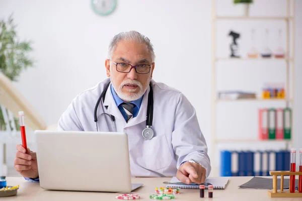 Laboratuvarda çalışan yaşlı erkek doktor eczacı. — Stok fotoğraf