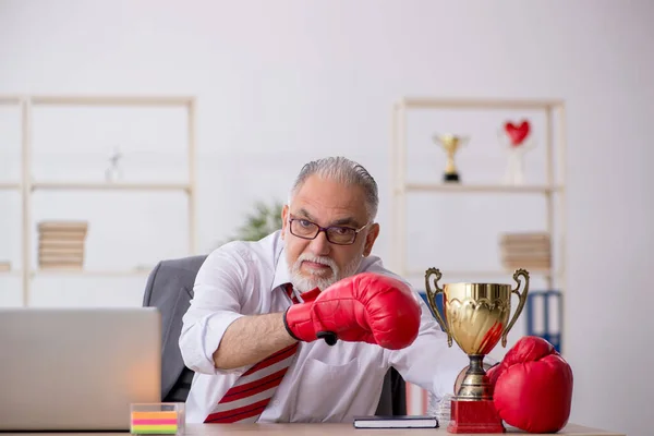 Alter männlicher Angestellter-Boxer erhält goldenen Pokal — Stockfoto