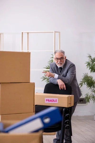 Old male employee in relocation concept — Stock Photo, Image