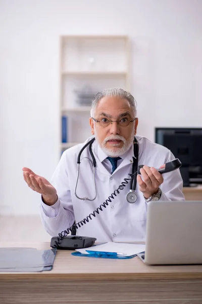 Teletıp konseptinde yaşlı bir doktor. — Stok fotoğraf