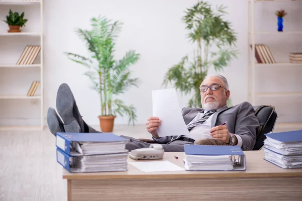 Ancien employé masculin et trop de travail au bureau — Photo