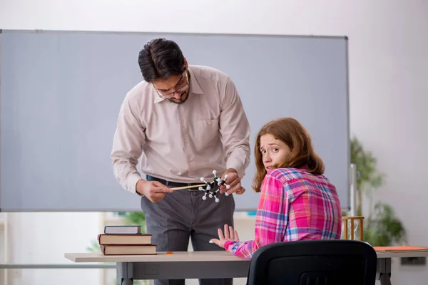 Jong man leraar en roodharige meisje in de klas — Stockfoto