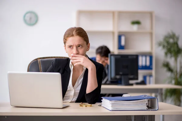 Two colleagues working in the office — Stock Photo, Image