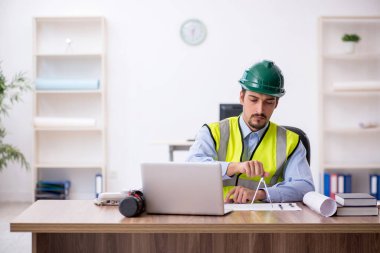 Ofiste çalışan genç erkek mimar.